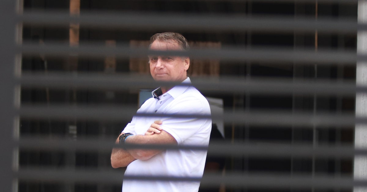 oracoes,-contatos-politicos-e-desanimo:-como-foi-o-primeiro-mes-de-prisao-domiciliar-de-bolsonaro