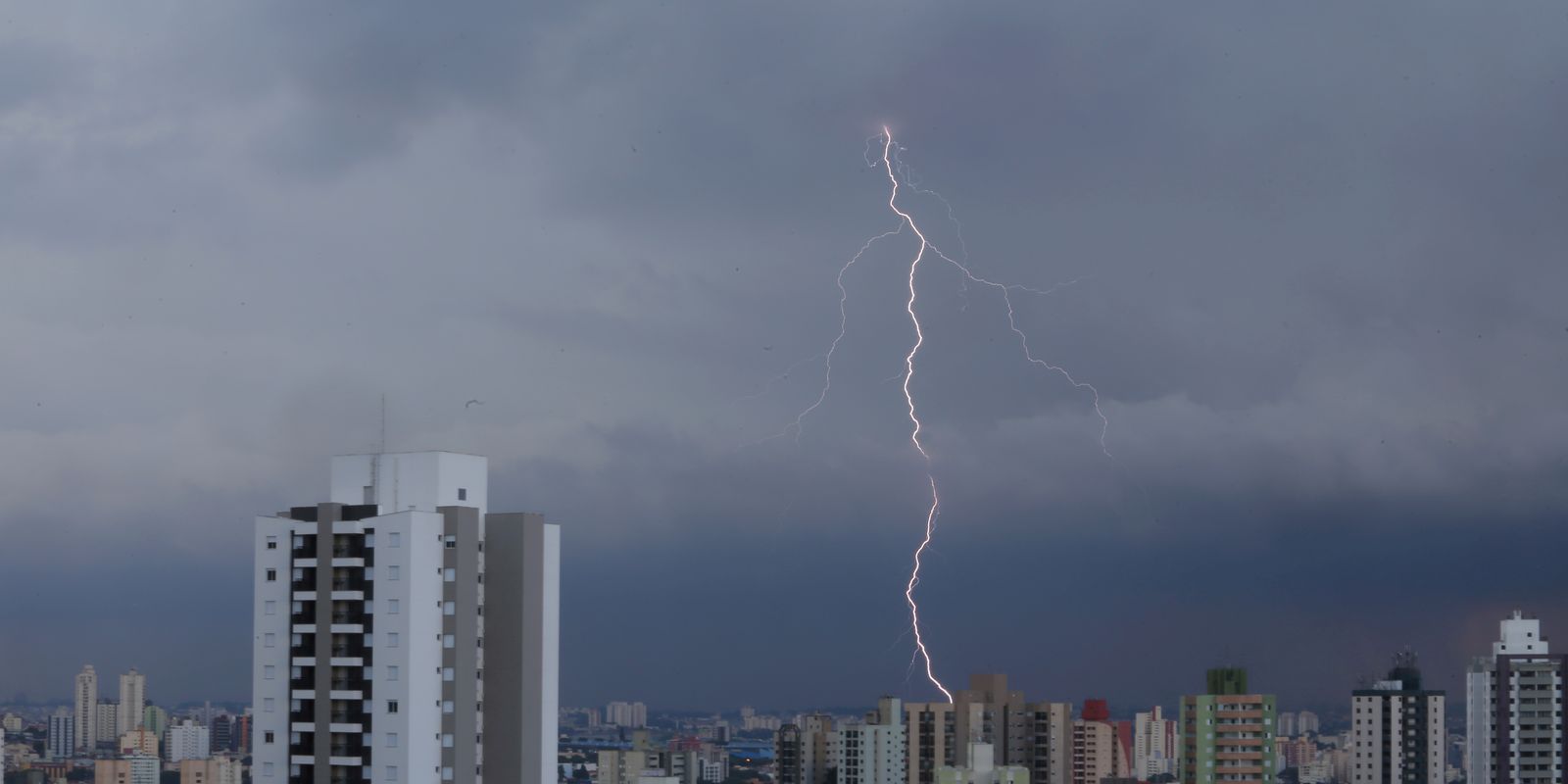 chuva-em-sp-provoca-alagamentos-e-deixa-zona-leste-em-estado-de-alerta