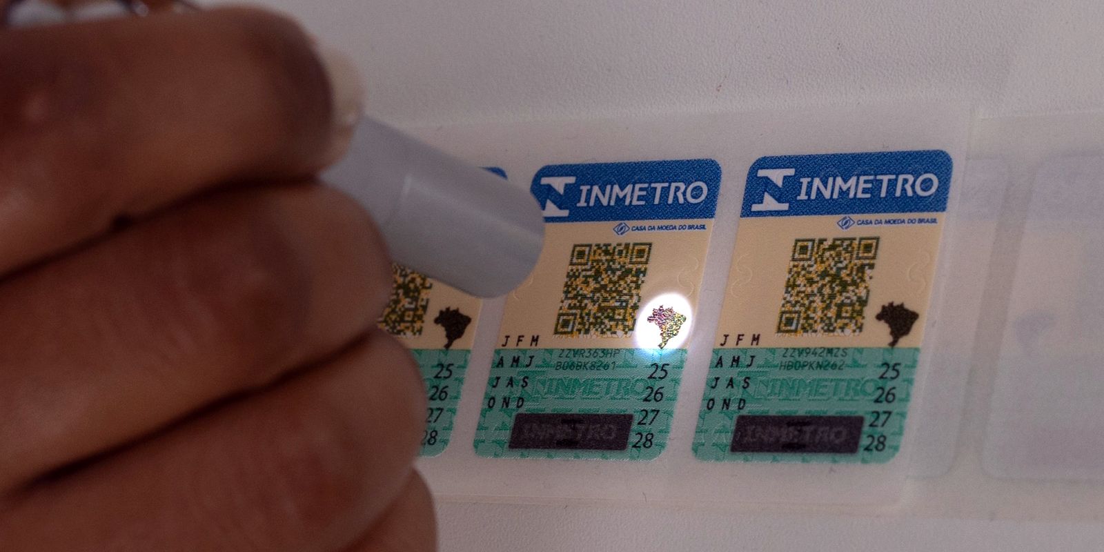 selos-antigos-do-inmetro-para-capacete,-extintor-e-gnv-vencem-em-marco