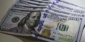 dolar-volta-a-r$-5,-e-bolsa-cai-com-tensao-no-oriente-medio