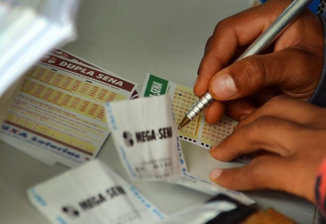 mega-sena-acumula-e-premio-vai-a-r$-115-milhoes;-veja-numeros-sorteados