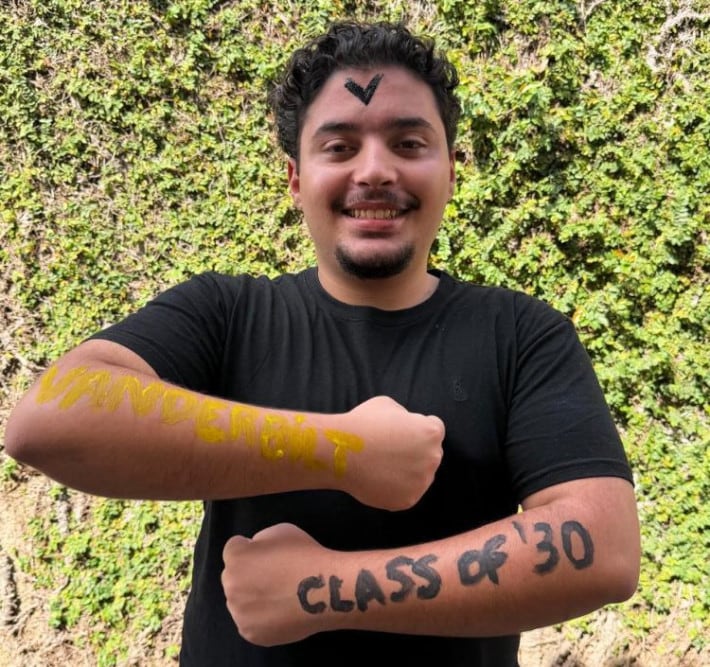 Aprovado em universidade americana de elite, jovem supera adversidades sociais e cria lei de robótica
