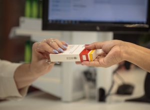 52%-dos-brasileiros-consultam-farmaceuticos-para-comprar-remedios