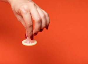 homens-em-relacoes-estaveis-usam-menos-preservativo,-aponta-estudo