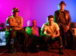 capital-inicial-se-apega-a-gravacao-de-show-acustico-e-lanca-faixas-ineditas-do-album-que-reposicionou-o-grupo