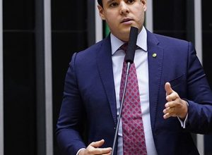 moraes-autoriza-bolsonaro-a-receber-visita-de-relator-da-anistia