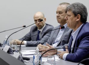 vou-me-preocupar-quando-falsificarem-a-coca-cola,-diz-tarcisio-sobre-bebidas-adulteradas