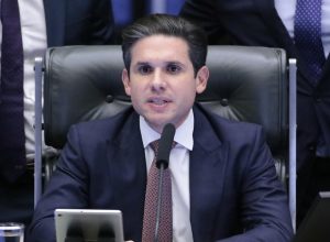 hugo-motta-destaca-importancia-de-barroso-e-diz-que-ele-‘fara-falta’-no-stf