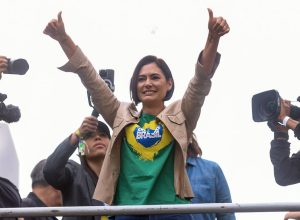 ‘ele-me-ama’,-ironiza-michelle-bolsonaro-sobre-lindbergh-apos-lider-do-pt-pedir-investigacao-a-pgr