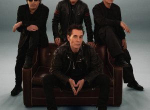 capital-inicial-se-‘movimenta’,-sem-sair-do-lugar-de-conforto,-em-ep-com-faixas-ineditas-produzidas-por-douglas-moda