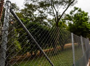 audiencia-escolhe-manter-praca-por-do-sol-cercada,-mas-divisao-de-moradores-continua