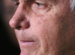 com-crise-persistente-de-solucos,-bolsonaro-faz-nova-cirurgia