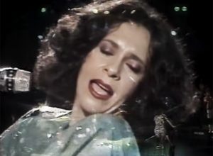 gal-costa-reverbera-fase-tropical-entre-rumbas-e-marchas-de-raro-registro-de-show-feito-em-buenos-aires-em-1985