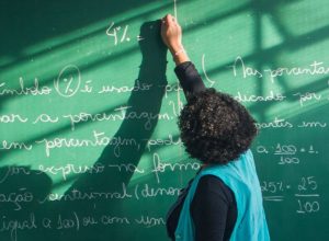 piso-dos-professores-deve-ter-reajuste-baixo-e-poe-mec-sob-pressao;-veja-quanto-e-o-que-esta-em-jogo