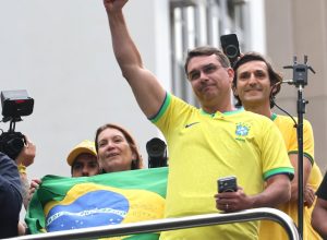 a-‘biruta’-de-trump-segue-os-ventos,-as-pesquisas-e-as-noticias-e-aponta-para-flavio