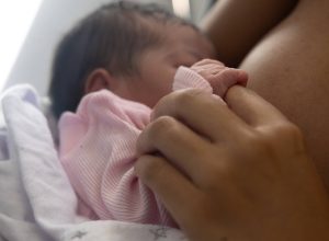 brasil-registra-menor-taxa-de-mortalidade-infantil-em-34-anos,-mas-ritmo-de-queda-desacelera,-diz-relatorio