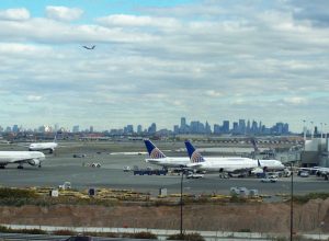 dois-avioes-quase-colidem-durante-pouso-em-aeroporto-de-newark,-nos-eua