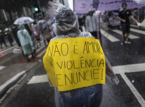 mulher-foge-de-carcere-privado-pelo-telhado-da-casa-no-litoral-de-sp