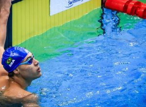 arthur-xavier-e-prata-nos-100m-costas-em-competicao-em-barcelona