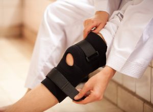 uso-de-joelheira-pode-ajudar-a-aliviar-dor-da-artrose,-aponta-estudo