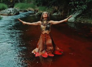 anitta:-antes-de-‘equilibrivm’,-relembre-a-relacao-da-cantora-com-o-candomble-e-a-espiritualidade