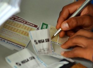 mega-sena-acumula-e-premio-vai-a-r$-115-milhoes;-veja-numeros-sorteados